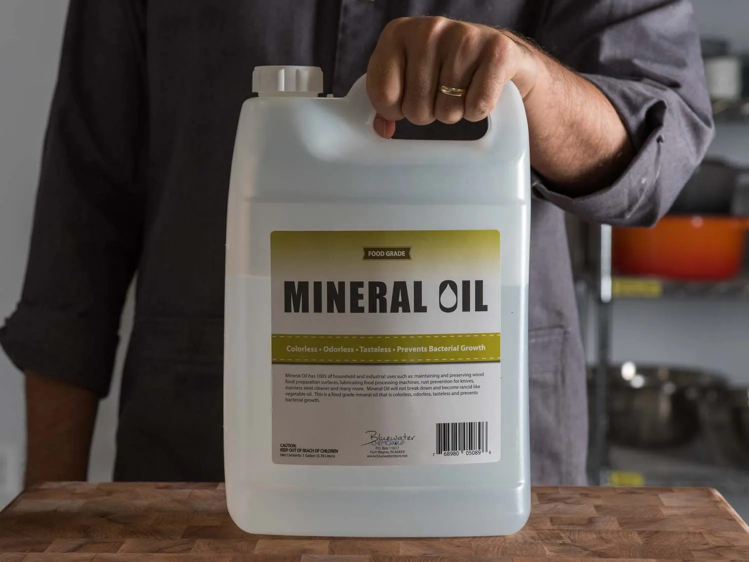 Aceite mineral de grado alimenticio utilizado para conservar y mantener la madera.