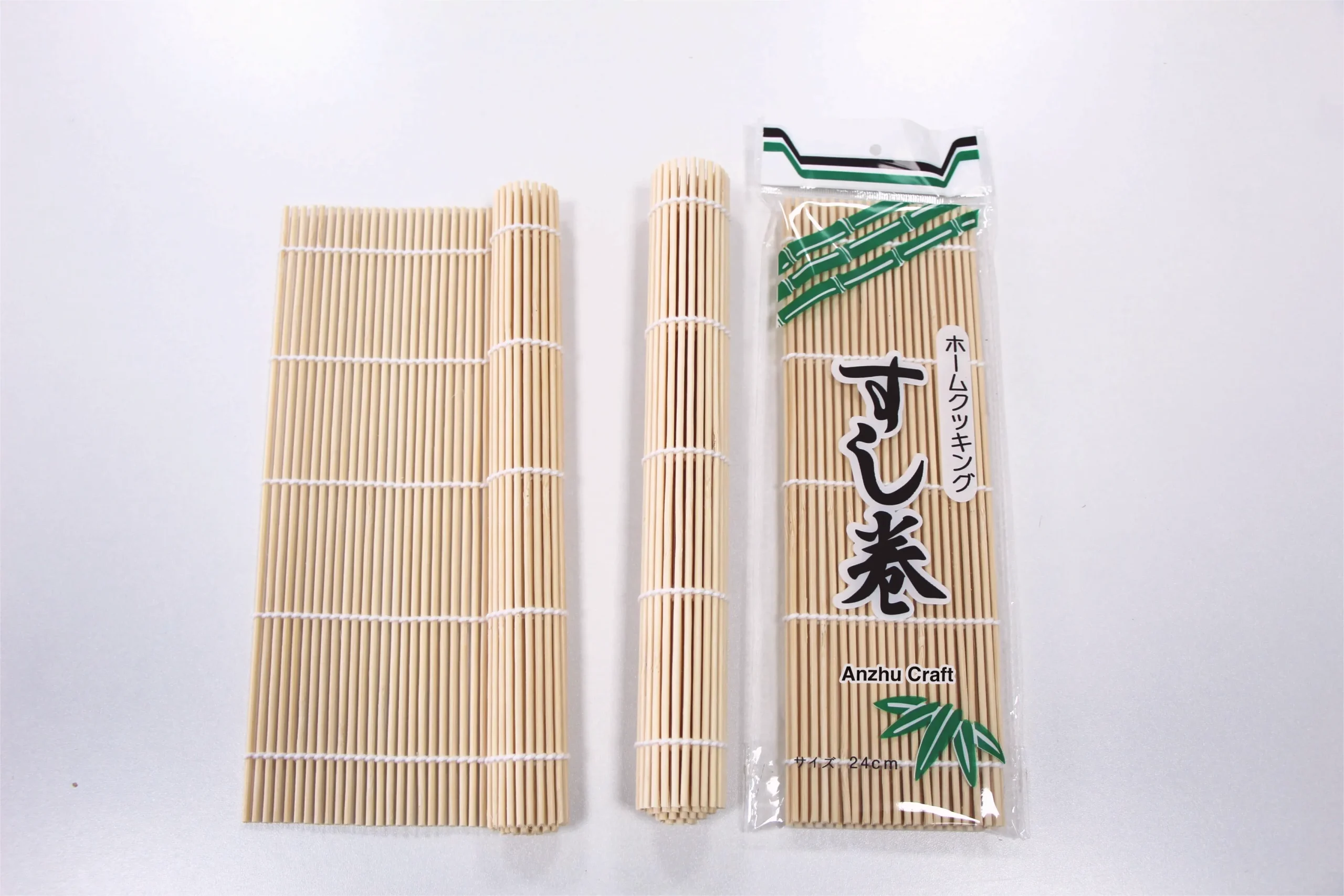 Drei Bambus-Sushi-Matten, zwei unverpackt und eine in transparenter Verpackung