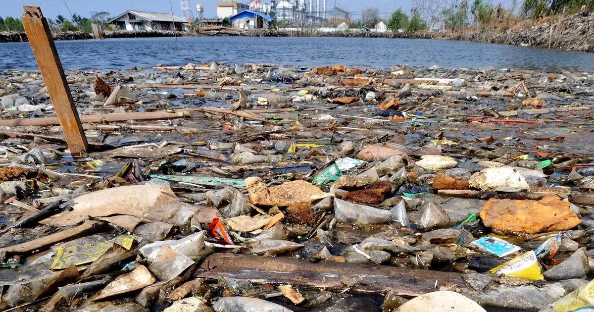 Plastikmüll schwimmt in schmutzigen Küstengewässern