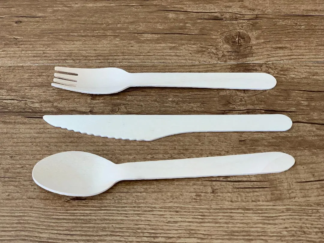 Conjunto de talheres biodegradáveis colocados sobre superfície de madeira Conjunto de talheres biodegradáveis colocados sobre superfície de madeira