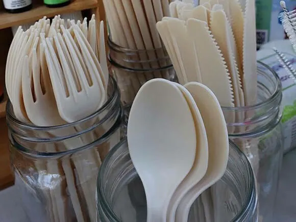 Cubiertos en frascos para un almacenamiento organizado y un fácil manejo.