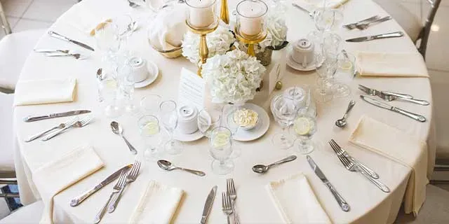 Configuração formal da mesa de jantar com arranjo completo de talheres Configuração formal da mesa de jantar com arranjo completo de talheres
