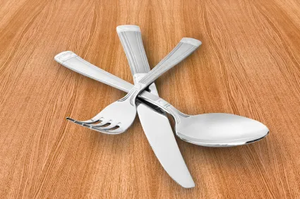 Conjunto de utensílios de cozinha polidos com cabos dourados