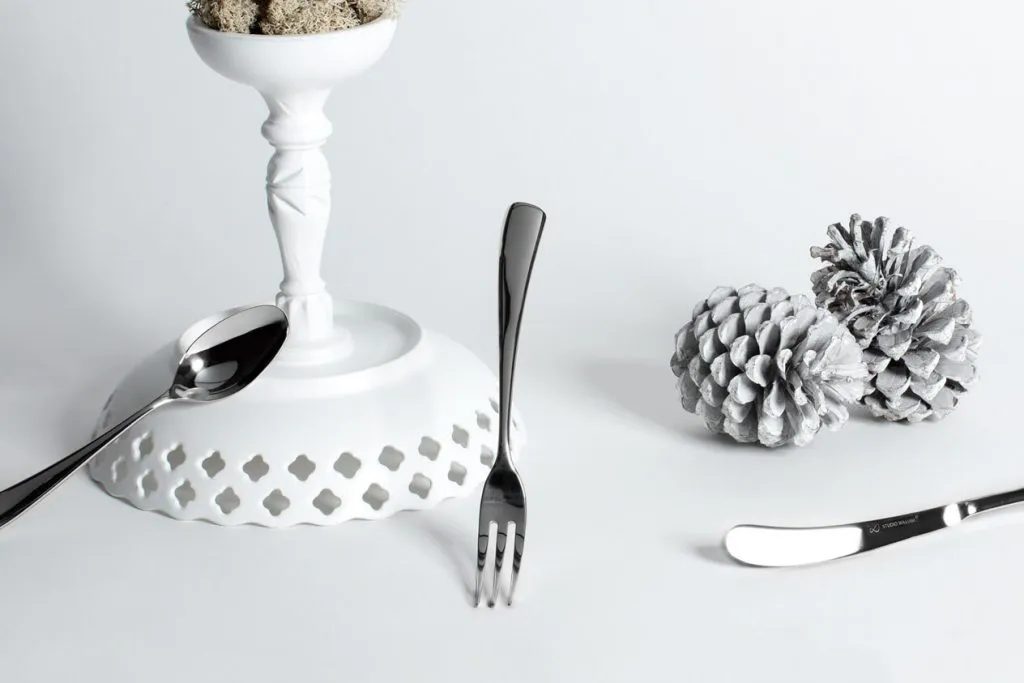 Talheres de aço inoxidável em fundo branco com decoração Talheres de aço inoxidável em fundo branco com decoração