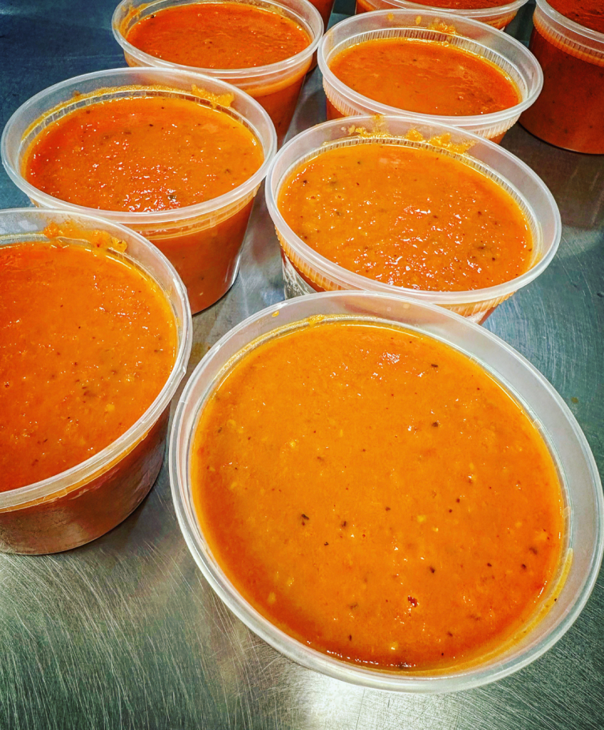 Sopa de tomate vermelha em recipientes plásticos de 500 ml com rótulo. Sopa de tomate vermelha em recipientes plásticos de 500 ml com rótulo.