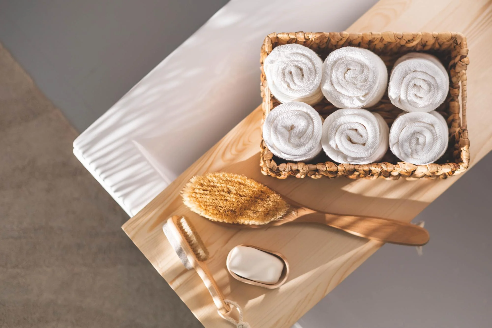 Sustainable bath set with rolled towels and natural brushes Sustainable bath set with rolled towels and natural brushes