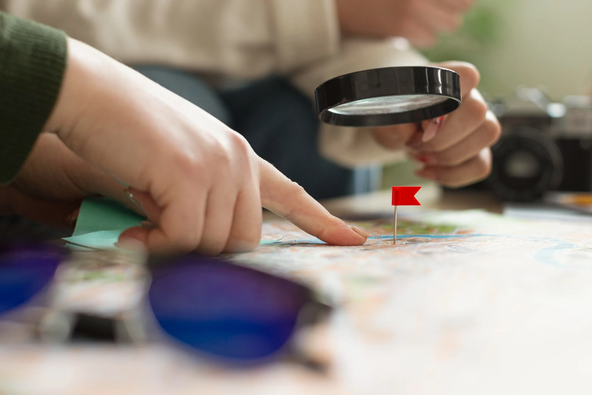 Pointer du doigt vers la carte avec une épingle rouge indiquant l'emplacement Pointer du doigt vers la carte avec une épingle rouge indiquant l'emplacement