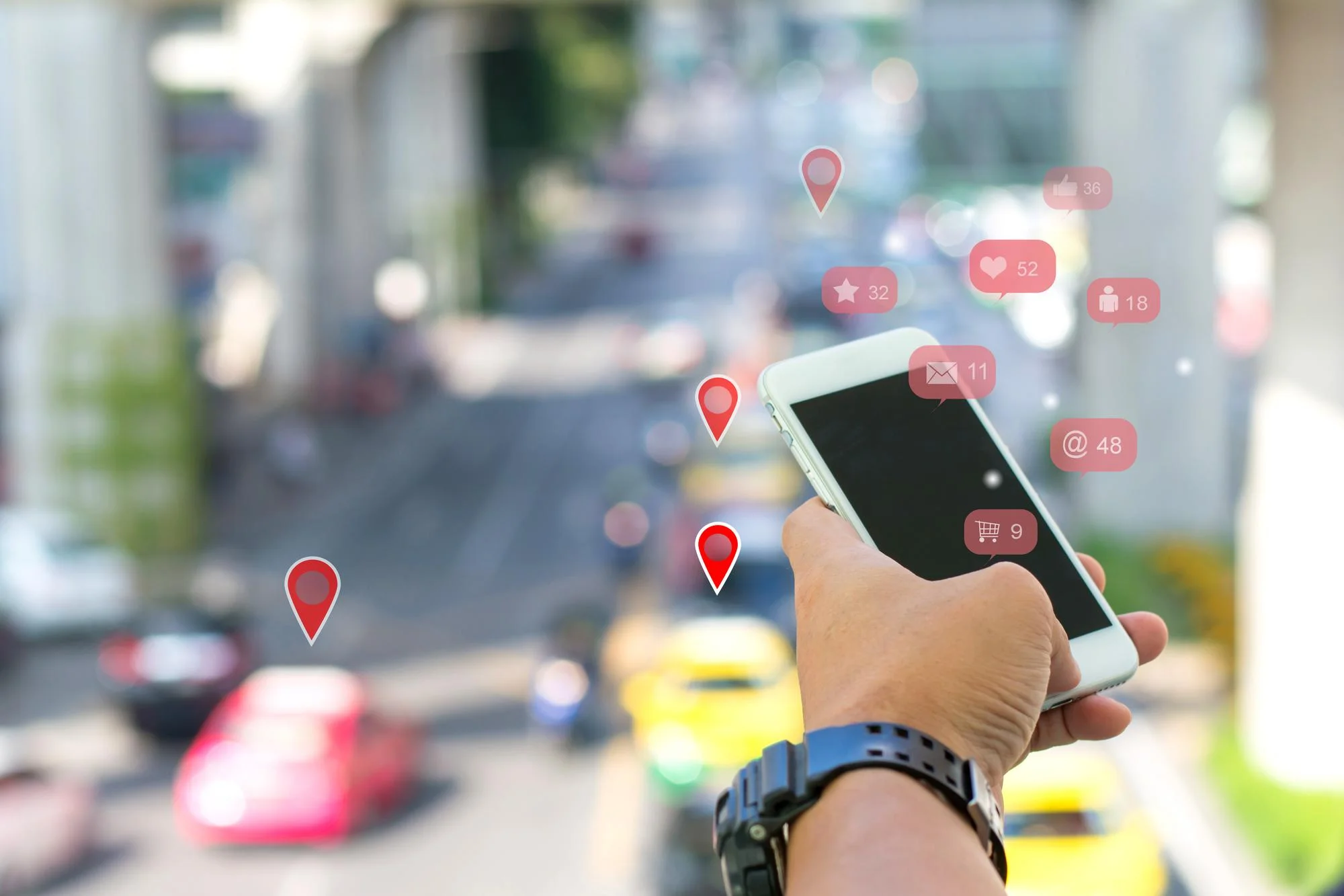 Carte marketing affichant l'emplacement d'un restaurant de sushis sur un smartphone Carte marketing affichant l'emplacement d'un restaurant de sushis sur un smartphone