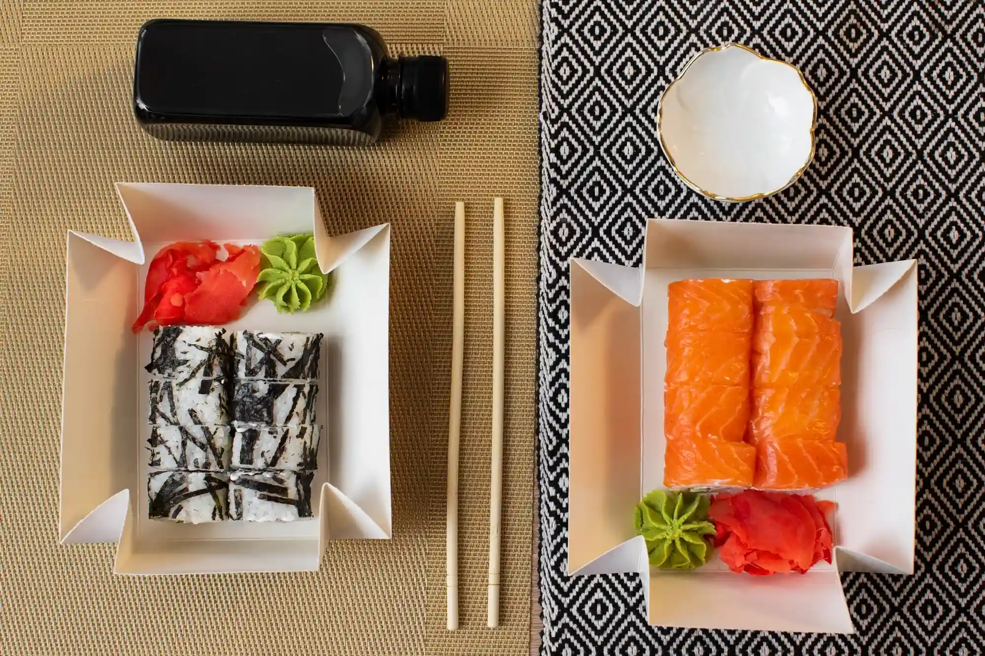 Sushis à emporter dans des boîtes en papier plié écologiques Sushis à emporter dans des boîtes en papier plié écologiques