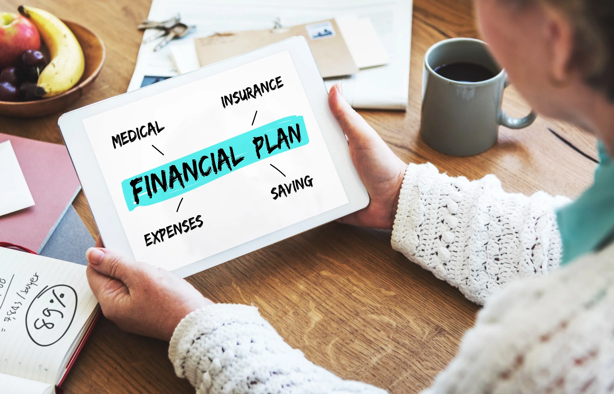 Une femme consulte son plan financier sur une tablette. Une femme consulte son plan financier sur une tablette.