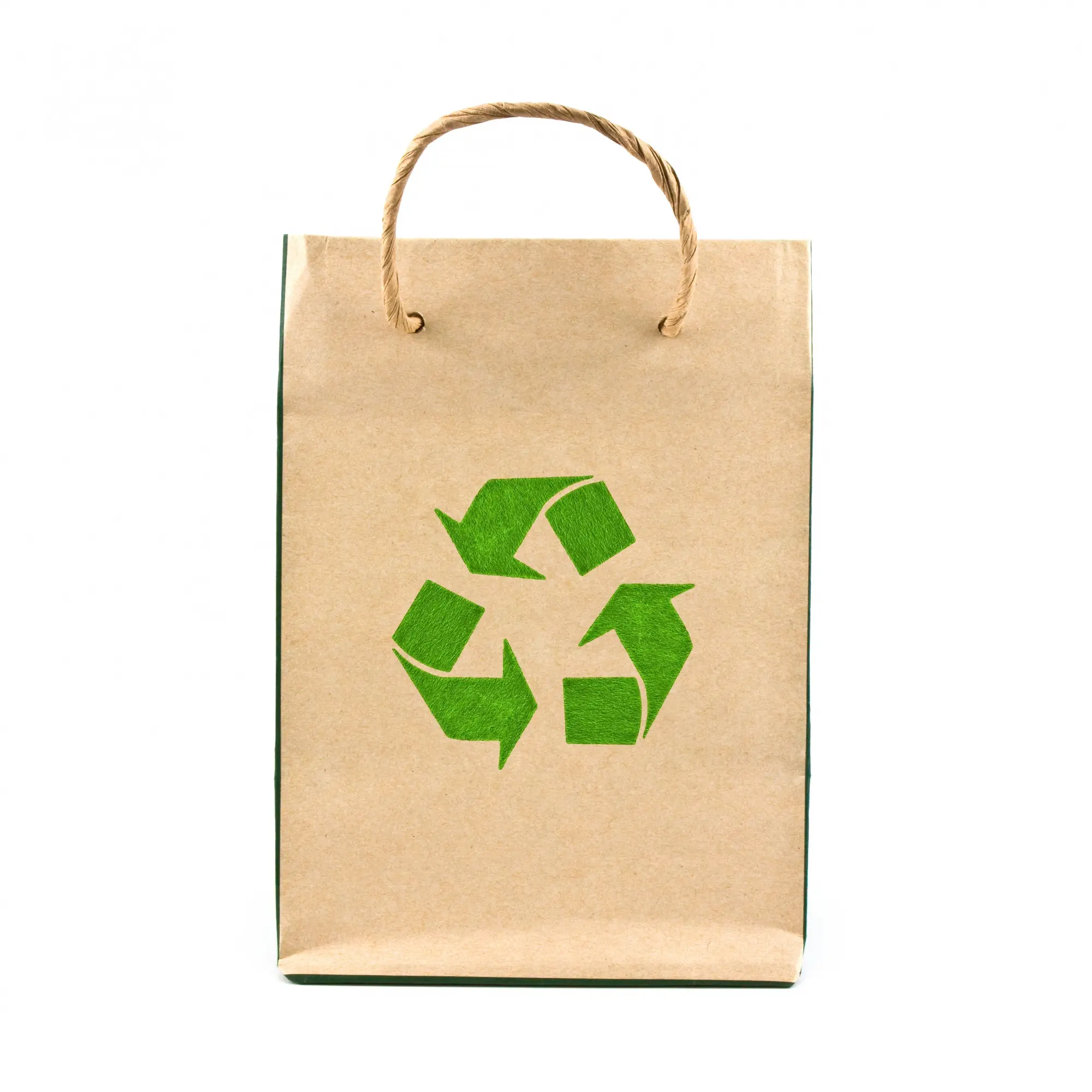 Sacola de papel reciclado com símbolo verde de reciclagem ecológica.