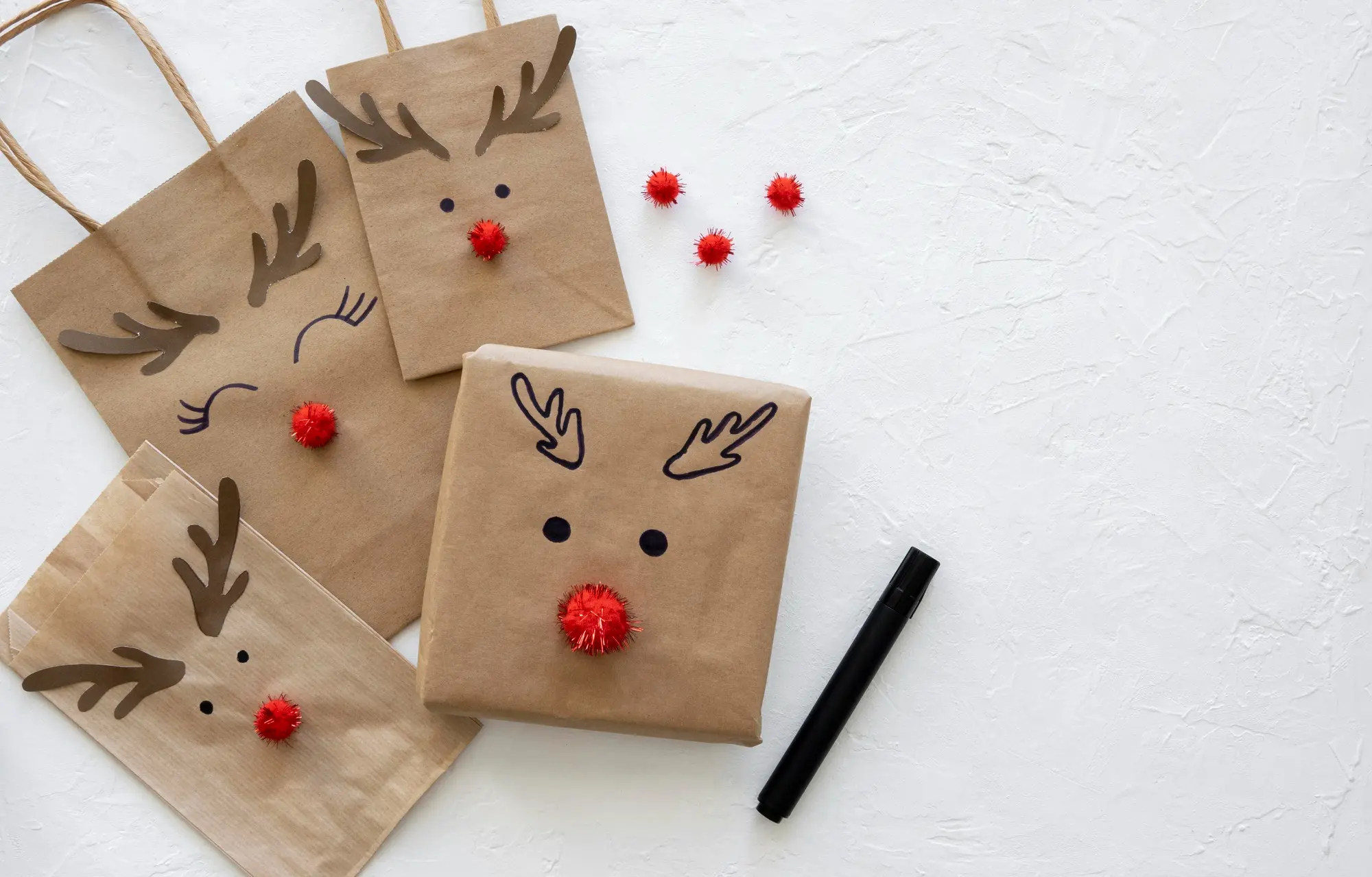 Sacola de papel sazonal com decoração festiva para presentes.